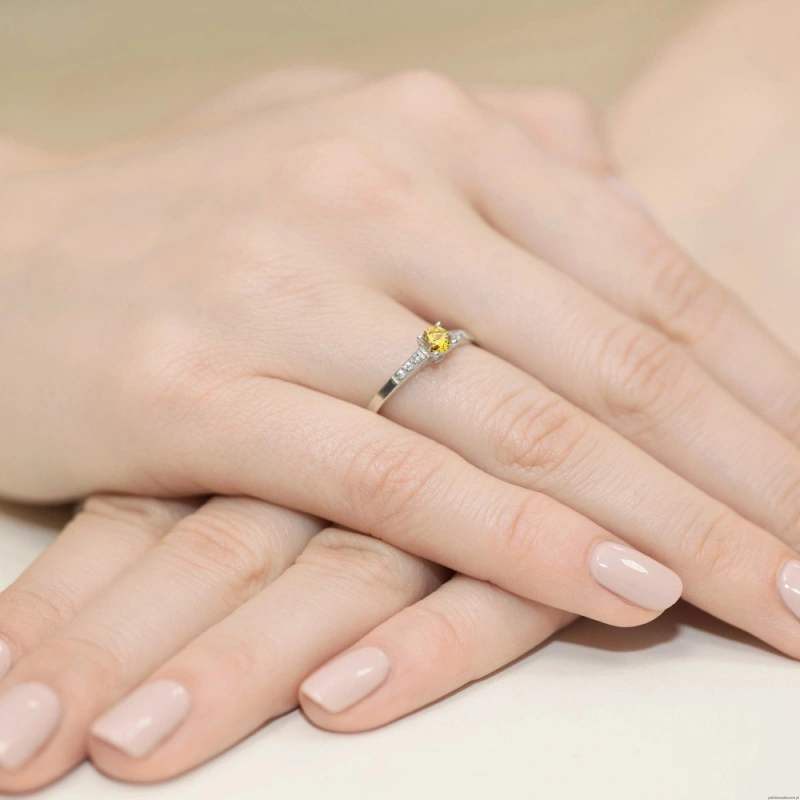 Pierścionek W0399 Diament Laboratoryjny żółty 0.15ct białe złoto 375