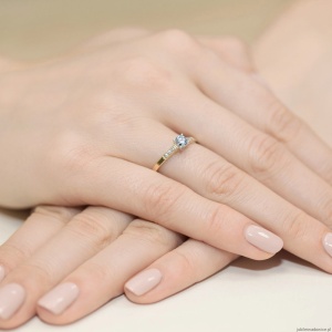 Pierścionek W0399 Diament Laboratoryjny niebieski 0.15ct  żółte złoto 375