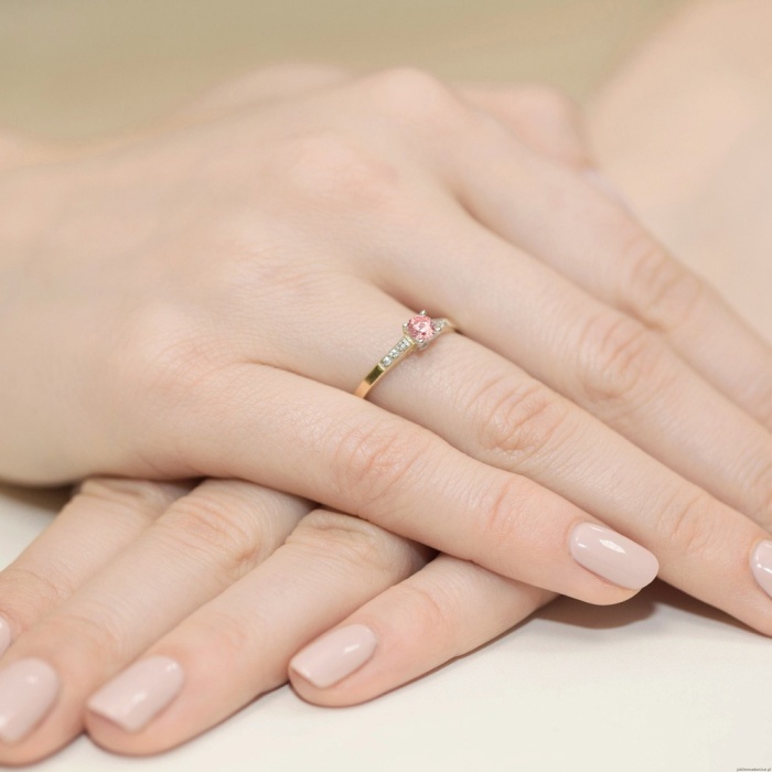 Pierścionek W0399 Diament Laboratoryjny różowy 0.15ct żółte złoto 375