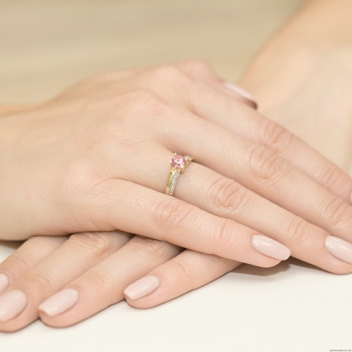 Pierścionek W0106 Diament Laboratoryjny różowy 0,50ct żółte złoto 375