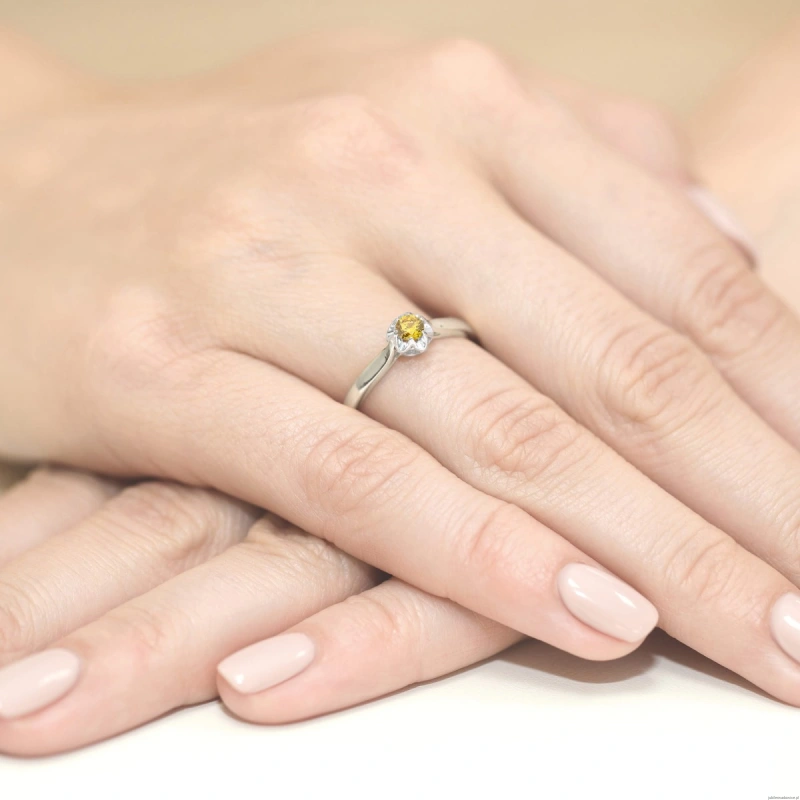 Pierścionek W0062 Diament Laboratoryjny żółty 0,15ct białe złoto 375