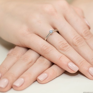 Pierścionek W0367 Diament Laboratoryjny niebieski 0,15ct białe złoto
